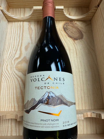 Bodega Volcanes Tectonia Pinot Noir 2019